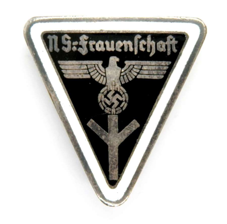 Second Pattern “Deutsches Fraunenschaft” Kreis Level Membership Badge.
